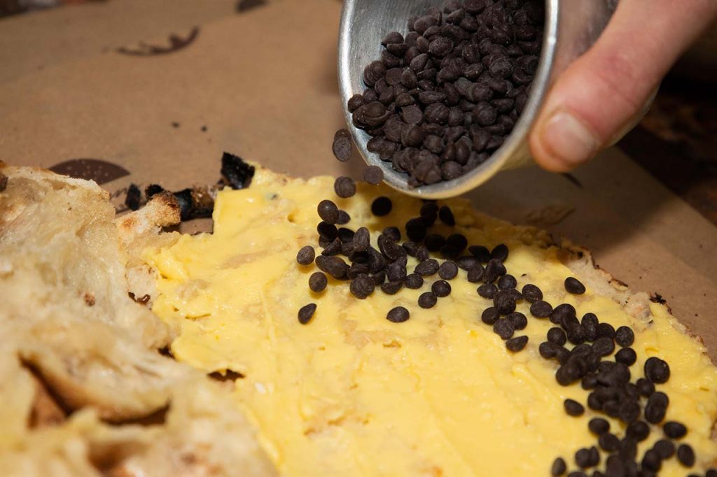 Focaccia dolce con crema e gocce di cioccolato