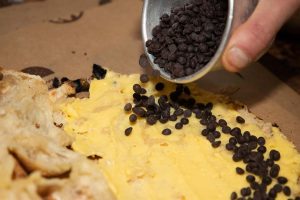 Focaccia dolce con crema e gocce di cioccolato